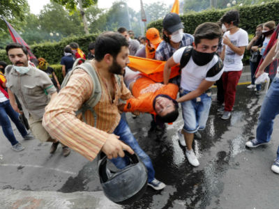 Manifestantes trasladan a un herido durante una protesta en Ankara contra el primer ministro, Tayyip Erdogan. REUTERS/Umit Bektas