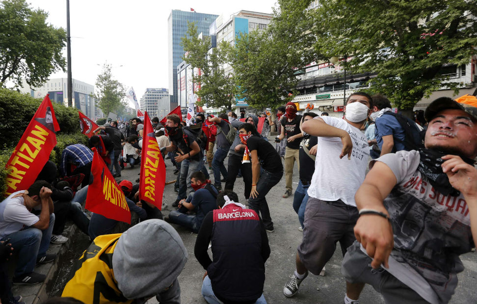 Choque de manifestantes con la policía antidisturbios en Ankara.