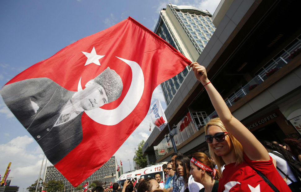 Una manifestante agita una bandera turca con un retrato de Mustafa Kemal Ataturk durante una manifestación antigubernamental en la Plaza de Taksim en Estambul.