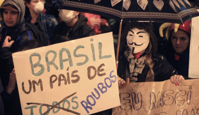 Manifestantes en Porto Alegre, con una pancarta que dice 'Brasil, país de robos'.