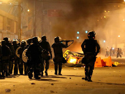 La Policía brasileña se enfrenta a los manifestantes durante una protesta. -EFE