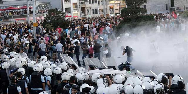 La policía turca desalojó a los manifestantes de la plaza Taksim con cañones de agua. EFE/TOLGA BOZOGLU