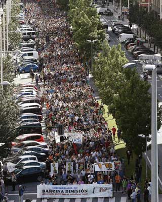 Miles de personas salieron a las calles de Pamplona para pedir la dimisión de Barcina. EFE/JESÚS DIGES