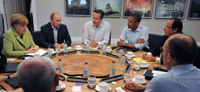 Merkel, Putin, Cameron, Obama y Hollande discuten en torno a la mesa de la cumbre del G-8 en Irlanda del Norte, hace cinco días. REUTERS/Ben Stansall