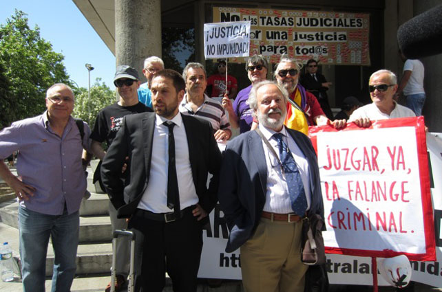 El periodista Gerardo Rivas, a la salida del juzgado, junto con su abogado y miembros de asociaciones memorialistas.