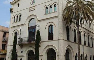 La fachada del Ayuntamiento de Badalona.