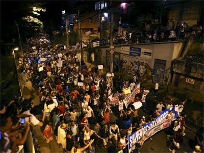 Manifestantes en la favela de Rocinha. REUTERS/Pilar Olivares