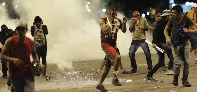 Los manifestantes escapan de los gases lacrimógenos lanzados por los antidisturbios durante las protestas en Belo Horizonte, 26 de junio de 2013. REUTERS/Ueslei Marcelino