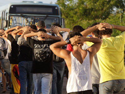 Varios detenidos durante la protesta, cerca del estadio Arena Castelão de Fortaleza. EFE