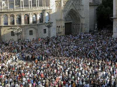 Miles de personas han vuelto a desbordar hoy la Plaza de la Virgen de Valencia para expresar su apoyo a la Asociación Víctimas del Metro del 3 de Julio. EFE/Kai Försterling.