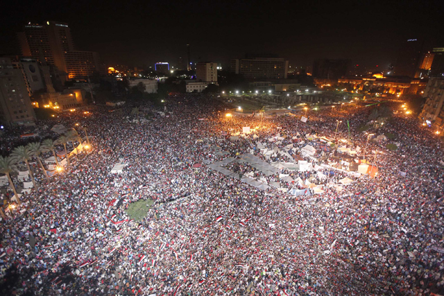 Anochecer en una plaza Tahrir atestada de manifestantes contra Mursi. REUTERS