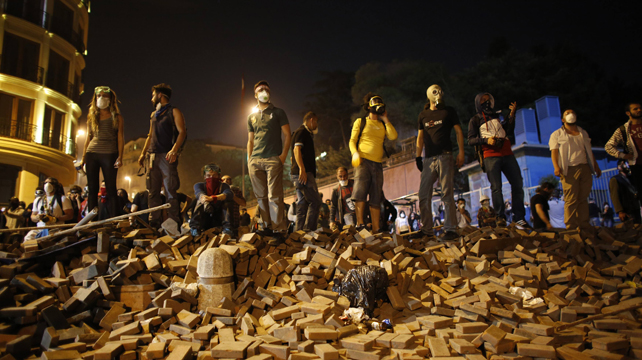 Jóvenes manifestantes sobre una barricada en Estambul.