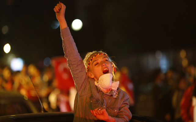 Una manifestante levanta el puño en una manifestación en Ankara.