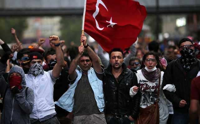 Manifestantes turcos salen a la calle en Ankara.