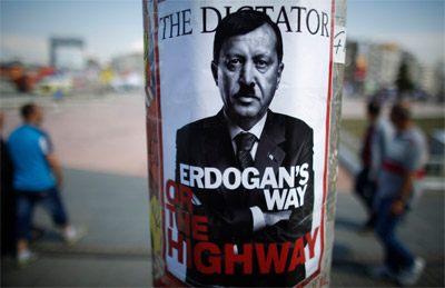 Un cartel contra 'el dictador' Erdogan.