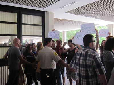 Protesta de estudiantes a las puertas de la Universidad Politècnica de Valencia. EUROPA PRESS.