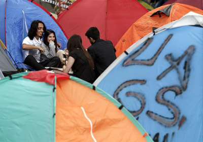 Multitud de jóvenes permanecen acampados en el parque Gezi de Estambul.