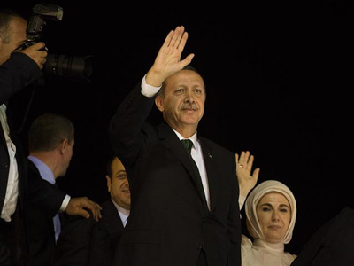 El primer ministro turco, Recep Tayyip Erdogan (i), y su esposa, Emine, saludan a sus seguidores. EFE/Kerim Okten