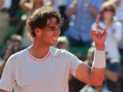 Nadal celebra su victoria sobre Djokovic. REUTERS/Vincent Kessler