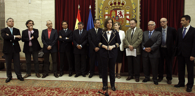 La ministra de Empleo, Fátima Bañez, y el secretario de Estado de la Seguridad Social, con los expertos sobre las pensiones.