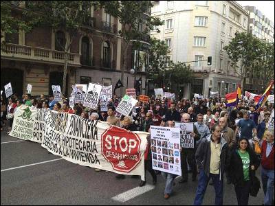 Cabeza de la marcha convocada la Plataforma de Afectados por la Hipoteca (PAH) entre la sede de la Asociación Española de Banca y la Audiencia Nacional para protestar por la 'impunidad financiera y la estafa hipotecaria'