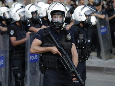 Agentes de policía turcos durante una jornada de disturbios en las calles de Estambul.