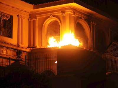 La sede central de los Hermanos Musulmanes en El Cairo arde durante el asalto de esta anoche.