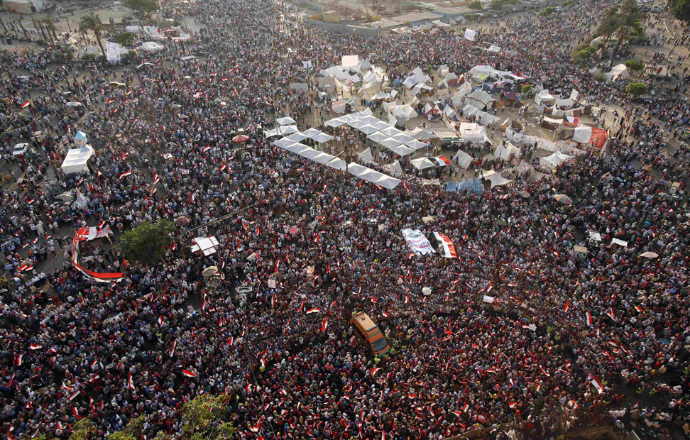 Manifestantes contra el presidente egipcio Mohamed Mursi en la plaza Tahrir de El Cairo. Las fuerzas armadas egipcias han dado un ultimátum de 48 horas al presidente islamista para acordar una hoja de ruta para el fututo del país. REUTERS/Suhaib Salem