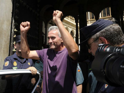 Diego Cañamero, con los brazos en alto, a su salida hoy del Tribunal Superior de Justicia de Andalucía, en Granada. -EFE
