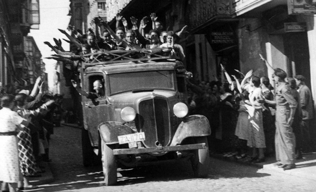 Voluntarios nacionalistas entran en Zamora brazo en alto, siendo correspondidos del mismo modo por los que les recibían en la calle, en fecha no determinada del verano de 1936. EFE