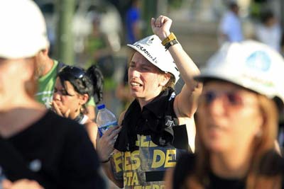 Una mujer durante su participación en la manifestación que las mujeres de los mineros de las cuencas de Asturias, León y Aragón han celebrado esta tarde por las calles de Madrid, para rememorar el primer aniversario de la III Marcha Negra del Carbón.