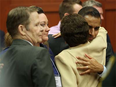 Zimmerman se abraza a un familiar tras escuchar el veredicto.