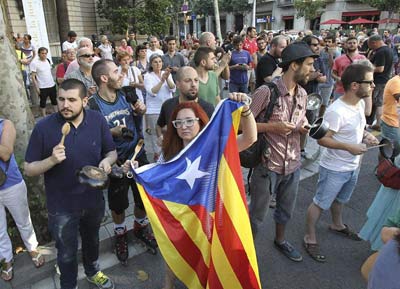 Decenas de personas durante su participación en la concentración ante la Delegación del Gobierno Catalunya con una ruidosa 'cacerolada' entre gritos a favor de la dimisión del jefe de Gobierno, Mariano Rajoy.