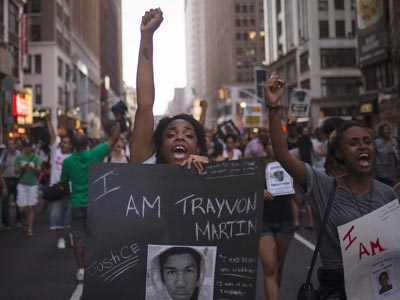 Una mujer pide justicia por la muerte de Trayvon en Nueva York. REUTERS