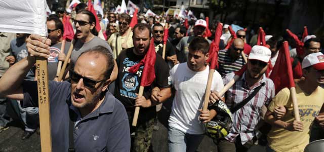 Miembros del sindicato PAME participan en la huelga general del 16 de julio de 2013 en Atenas, Grecia. REUTERS/John Kolesidis.