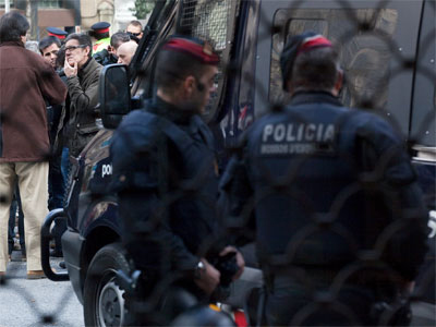 Dos mossos vigilan una concentración en Barcelona - PÚBLICO / ARNAU BACH
