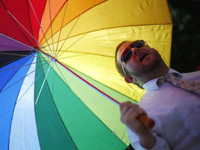 Un miembro del Coro Gay de Londres frente al Parlamento de Londres, el 15 de julio de 2013.REUTERS/Andrew Winning