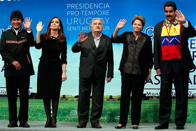 Los presidentes de Bolivia, Evo Morales; Argentina, Cristina Fernández; Uruguay, José Mújica; Brasil, Dilma Rousseff y Venezuela, Nicolás Maduro, en la última cumbre del Mercosur en Montevideo.
