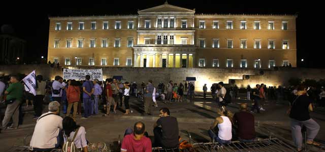 Manifestación contra la austeridad ante el Parlamento heleno en Atenas, 17 de julio de 2013. REUTERS/Yannis Behrakis