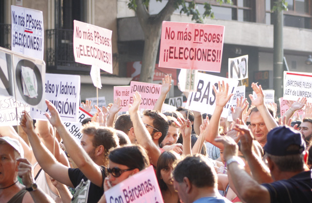 Miles de manifestantes piden la dimisión del Gobierno frente a la sede nacional del PP en Madrid.