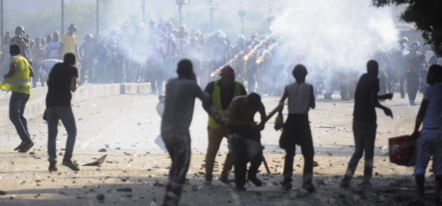 Seguidores y detractores de Mursi se enfrentan el centro de El Cairo el 22 de julio de 2013. REUTERS/Stringer