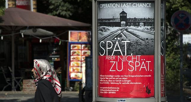 Cartel en Berlín de la campaña 'Operación última oportunidad'. 'Tarde, pero no demasiado tarde', afirma el rótulo. AFP