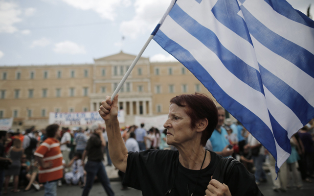 Una manifestante protesta frente al parlamento griego.