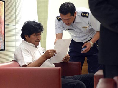 El presidente de Bolivia, Evo Morales, en una sala del aeropuerto de Viena, donde se encuentra retenido. EFE