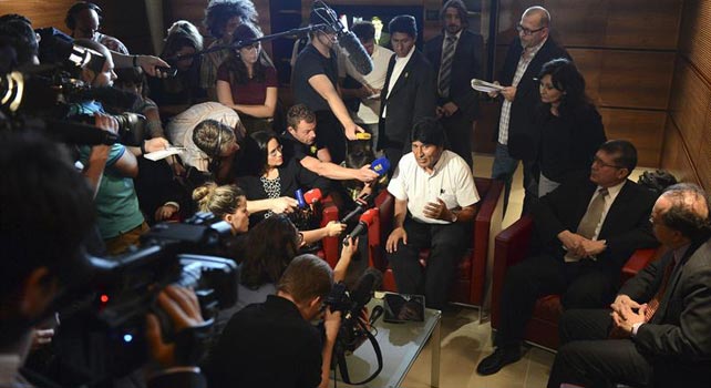 El presidente de Bolivia, Evo Morales, habla a los periodistas desde el aeropuerto de Viena. EFE