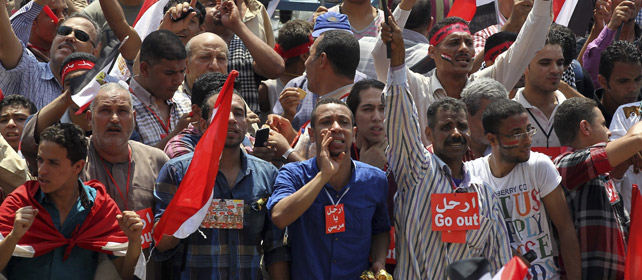 Numerosos egipcios gritan eslóganes contra el presidente Mohamed Mursi para pedir su dimisión.