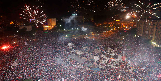Una abarrotada plaza Tahrir celebra con fuegos artificiales el fin de Mursi.