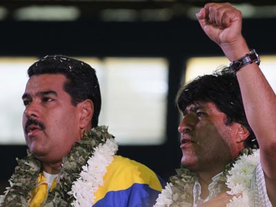El presidente venezolano Nicolás Maduro, junto a su homólogo boliviano, Evo Morales, después de una reunión en Cochabamba, Bolivia, 4 de julio de 2013. REUTERS - David Mercado