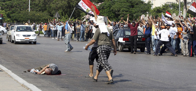 Un simpatizante del presidente depuesto Mohamed Mursi yace muerto en el suelo.
