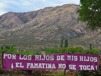Pancarta reivindicativa en la norteña localidad argentina de Famatina, contra un proyecto de minería a cielo abierto.TN